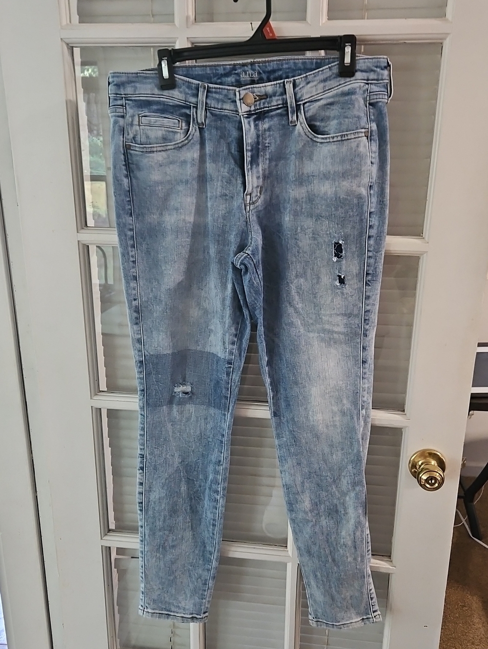 NWOT a.n.a Distressed Jeans.                 Size 14 (32)